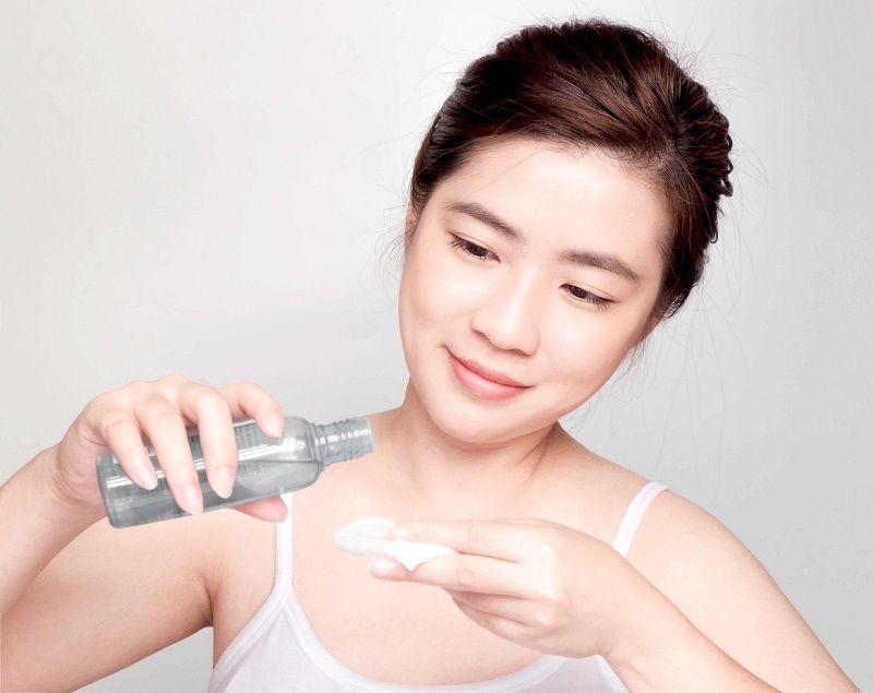 Thoa toner có cần rửa mặt lại không